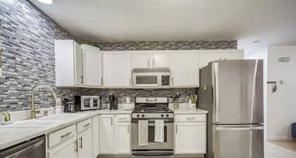 Townhouse with Pool Table - Renovated w/ King Bed