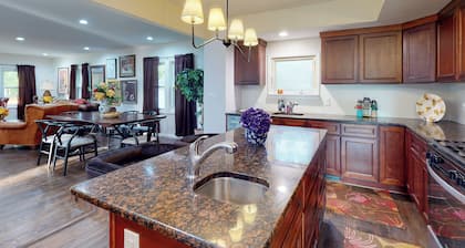 Spacious Family Friendly Grosse Pointe Woods Beauty