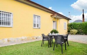 Outdoor dining - Gorgeous home in Capezzano Pianore (Capezzano Pianore)