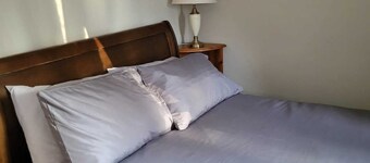 NICE DOUBLE ROOM WITH DELUXE BATHROOM. Just 10 min walk to Basingstoke  Hospital