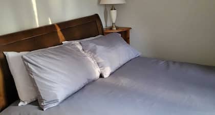 NICE DOUBLE ROOM WITH DELUXE BATHROOM. Just 10 min walk to Basingstoke Hospital