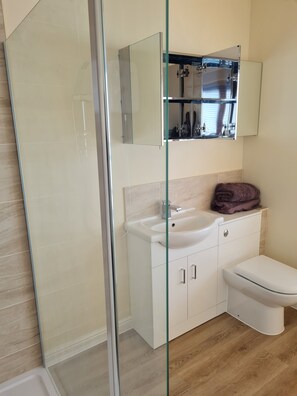 Toallas, jabón, papel de baño 