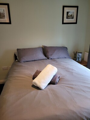 1 habitación, tabla de planchar con plancha, wifi y ropa de cama 