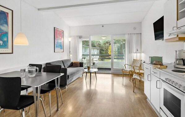 Kjøleskap, kokeplater og kaffetrakter/tekoker