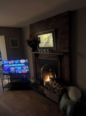 Interior - Splash Cottage Beach house with sea touching back garden (Bangor)