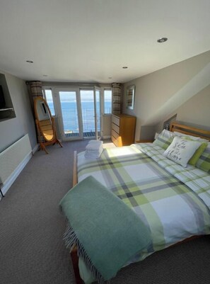 3 bedrooms, iron/ironing board, travel crib, free WiFi - Splash Cottage Beach house with sea touching back garden (Bangor)