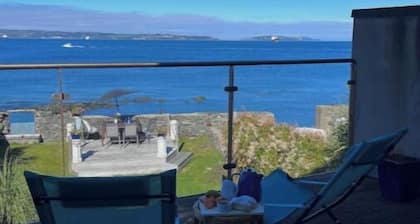 Splash Cottage Beach house with sea touching back garden