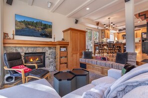 Smart TV, fireplace - Cozy & Clean Cabin Free Shuttle to Palisades Bunk Room (Alpine Meadows)
