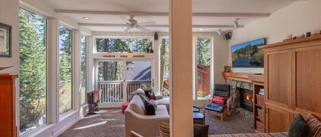 Smart-tv en een open haard