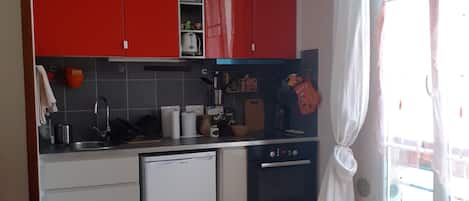 Een koelkast, een oven, een kookplaat, een waterkoker