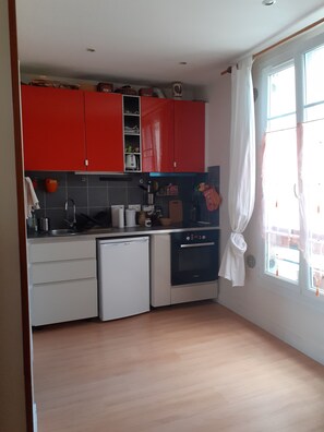 Frigorífico, horno, placa de cocina y hervidor eléctrico
