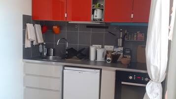 Fridge, oven, stovetop, electric kettle