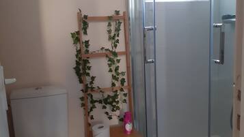 Een douche, een haardroger, handdoeken, zeep