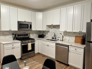 Private kitchen - Steel City Stay- 4B/2B Getaway (Pittsburgh)