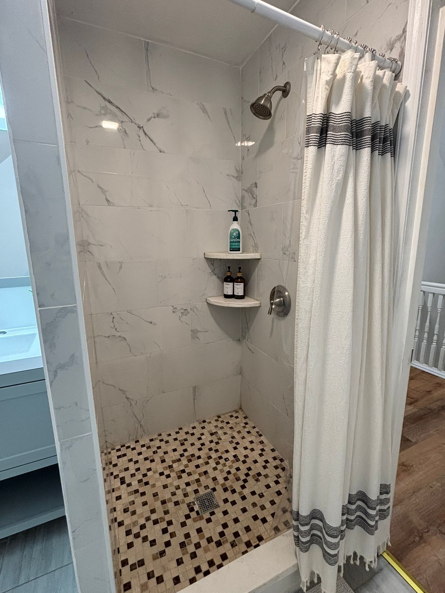 Dusche, Haartrockner, Handtücher, Seife