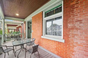Outdoor dining - Steel City Stay- 4B/2B Getaway (Pittsburgh)