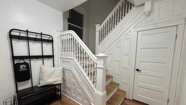 A staircase with white railings and a wooden floor. - Steel City Stay- 4B/2B Getaway (Pittsburgh)