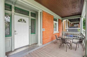 Outdoor dining - Steel City Stay- 4B/2B Getaway (Pittsburgh)