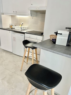 Een koelkast, een microgolfoven, een oven, een kookplaat