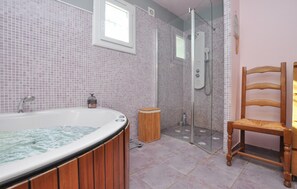 Bathroom - Amazing home in Besse-sur-Issole (Besse-sur-Issole)