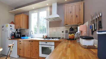 Een koelkast, een vaatwasser, een koffiezetapparaat/waterkoker