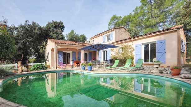 A house with a swimming pool, outdoor furniture, and a barbecue area. - Amazing home in Besse-sur-Issole (Besse-sur-Issole)