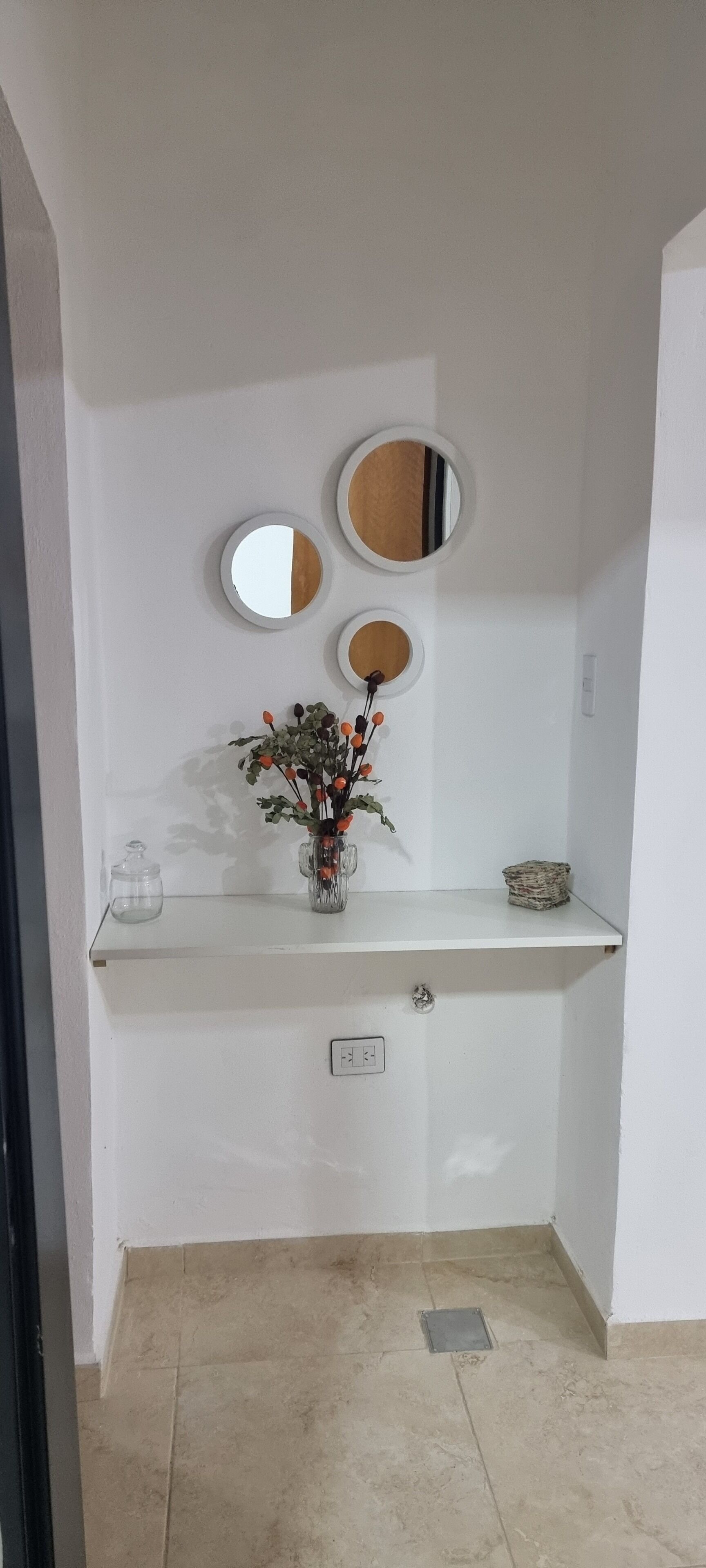 Apartamento Confort, patio | Zona de estar | Una televisión de pantalla plana