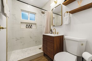 Een douche, een haardroger, handdoeken, zeep