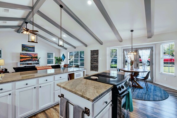 Refrigerador, microondas, horno, placa de cocina