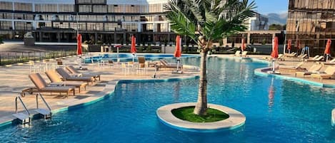 Una piscina techada, una piscina al aire libre de temporada