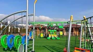Área de juegos infantiles al aire libre