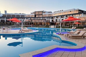 Una piscina cubierta, una piscina al aire libre de temporada