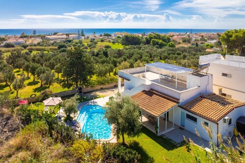 Villa Malamuri - Four Bedroom Villa, Sleeps 10