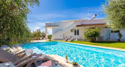 Villa Malamuri - Four Bedroom Villa, Sleeps 10