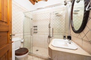 Douche, sèche-cheveux, serviettes fournies