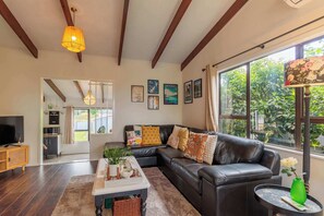 تلفزيون، مدفأة، كُتُب