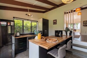 ثلاجة، ميكروويف، فرن، موقد طهي مسطح