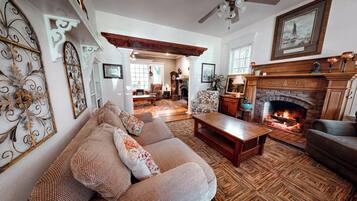 Télévision, cheminée, livres