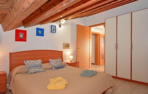 2 bedrooms, travel crib, free WiFi