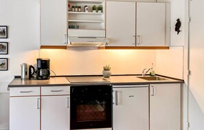 Fridge, stovetop, coffee/tea maker, cookware/dishes/utensils - Lovely apartment in Nexø with WiFi (Nexø)