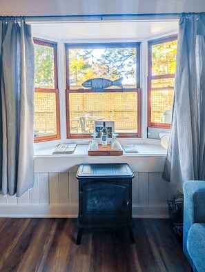 Interior - Hot Tub Escape - Peaceful Lake Cabin-Kayaks, Canoe, Pedalboat - Pet friendly (Traverse City)