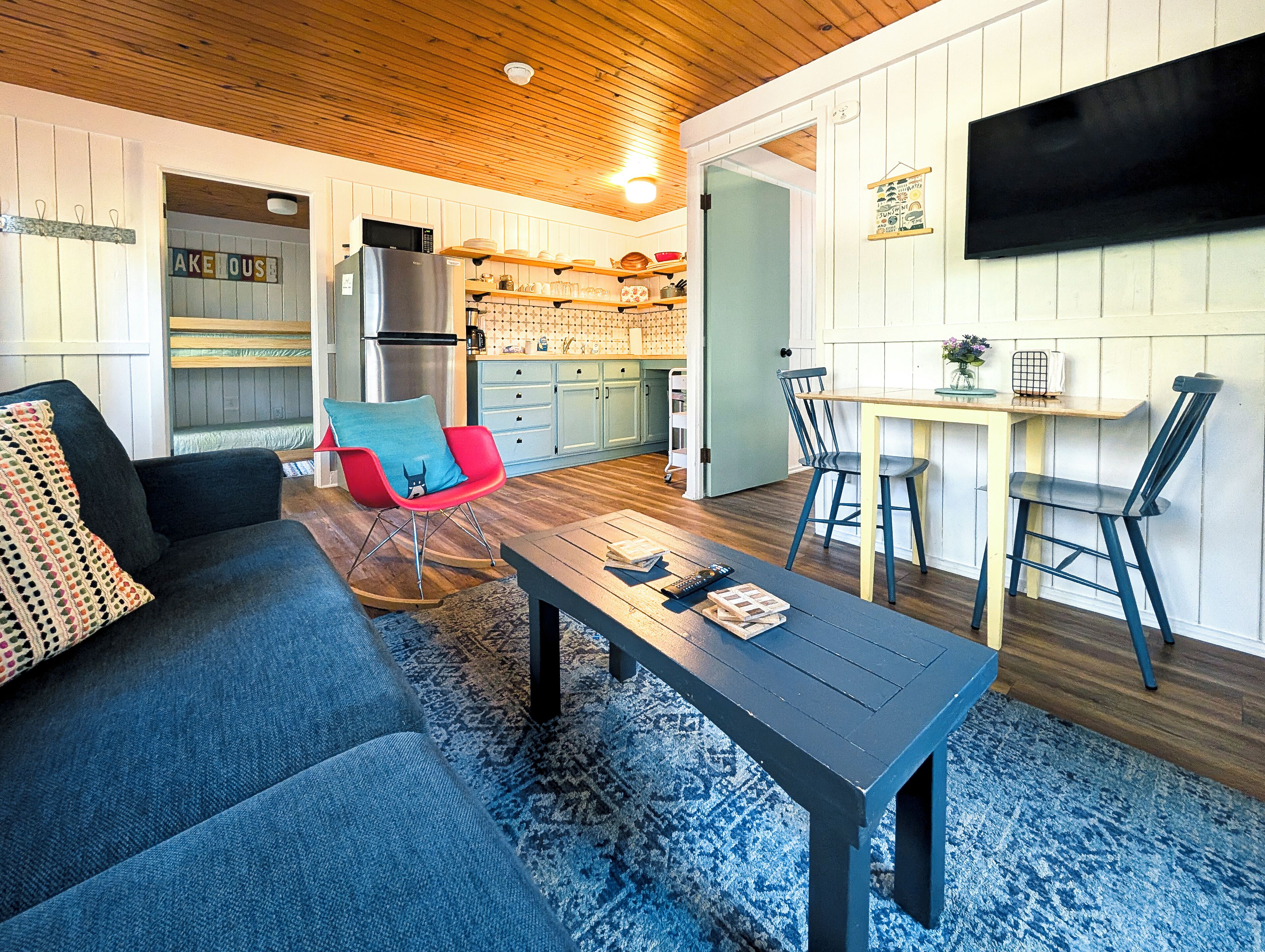 Smart-tv, een open haard en boeken