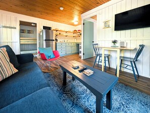 Smart-TV, Kamin, Bücher