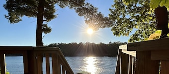 Hot Tub Escape - Peaceful Lake Cabin-Kayaks, Canoe, Pedalboat - Pet friendly