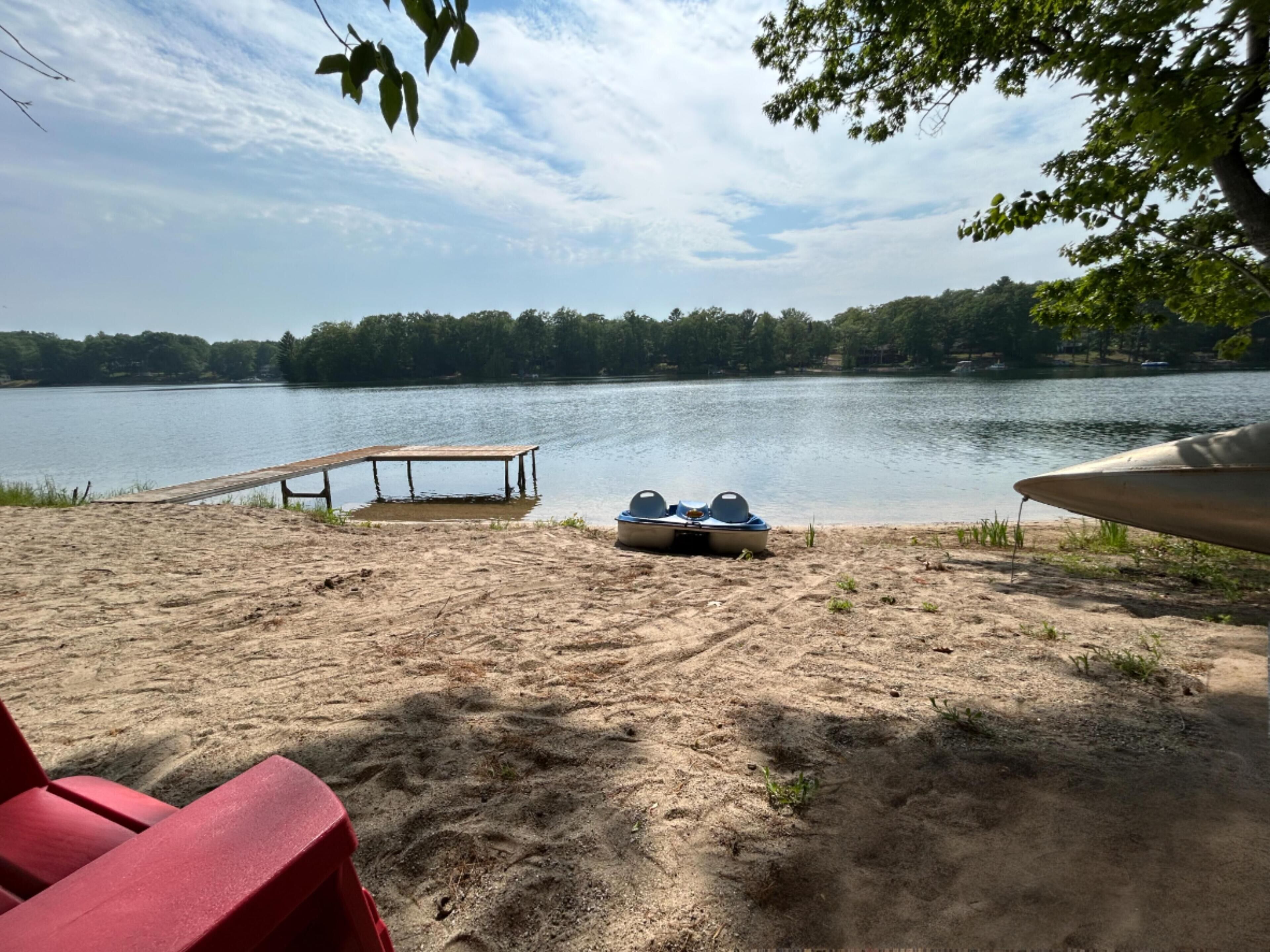 Beach nearby, sun-loungers, beach towels