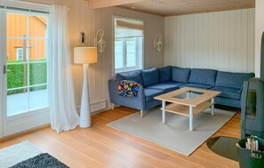 TV, fireplace - Gorgeous home in Risør with WiFi (Risør)