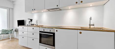 Fridge, stovetop, coffee/tea maker