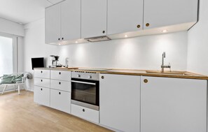 Kjøleskap, kokeplater og kaffetrakter/tekoker