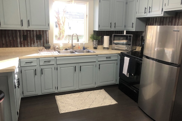 Jääkaappi, mikroaaltouuni, uuni, liesi