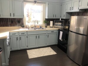 冰箱、微波炉、烤箱、炉灶